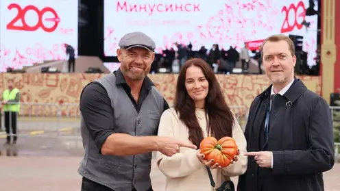 В Красноярском крае на минувших выходных выбрали самый крупный помидор