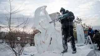 На Ярыгинской набережной Красноярска скульпторы начали создавать ледовые фигуры