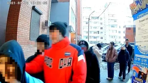 В Красноярске в Солнечном подросток угрожал мужчине ножом