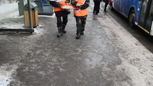 В Красноярске обледеневшие тротуары начали посыпать солью