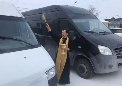 Священнослужитель благословил четверых жителей Ачинска перед отправкой в зону СВО