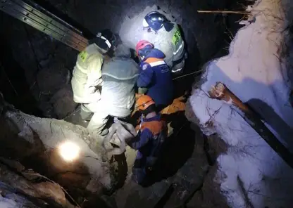 В Красноярском крае на 43-летнего мужчину обрушились железобетонные кольца в канализационном колодце