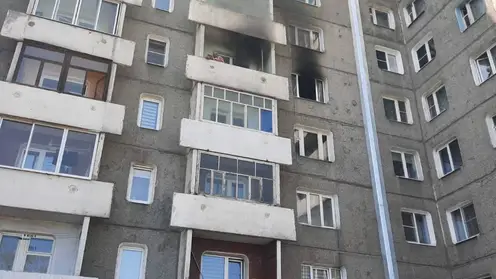 Иркутские пожарные спасли 27 человек из горящего многоквартирного дома