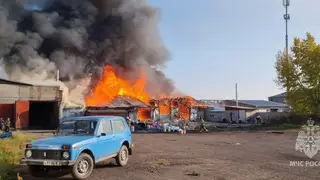 Пожар площадью 600 квадратных метров тушат огнеборцы в Красноярском крае