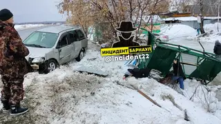 В Алтайском крае водитель врезался в остановку и насмерть сбил пешехода