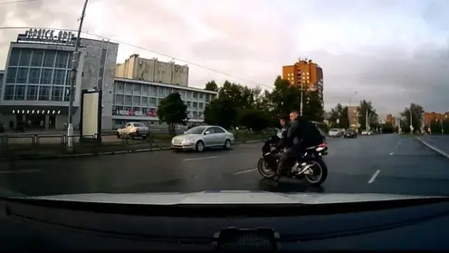 В Иркутской области пытаясь уйти от полицейских мотоциклист застрял на дороге 