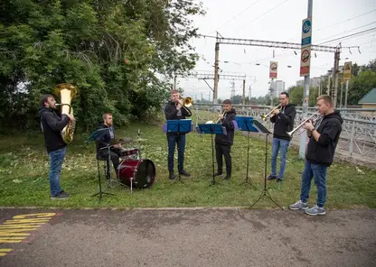 Железнодорожники и музыканты «уличного» духового оркестра напомнили красноярцам о правилах безопасности в рамках акции «Постой, пешеход!»