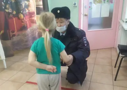 В Хакасии полицейские установили местонахождение объявленной в розыск 3-летней девочки из Иркутской области