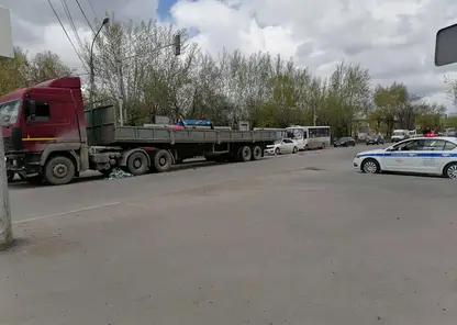 73-летний мужчина погиб под колёсами грузовика на правобережье Красноярска