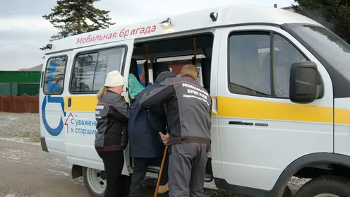 Более 4, 2 тысяч пенсионеров из отдалённых посёлков Красноярского края доставили мобильные бригады в поликлиники в 2022 году