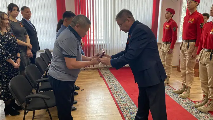 Родным погибшего на СВО бойца вручили орден Мужества в Улан-Удэ