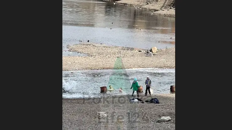 В Красноярске дети купаются в Абаканской протоке