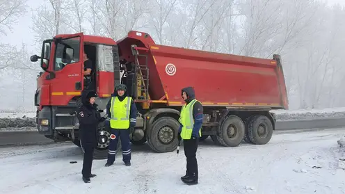 На дорогах Красноярска и Дивногорска автоинспекторы провели проверку грузовых автомобилей