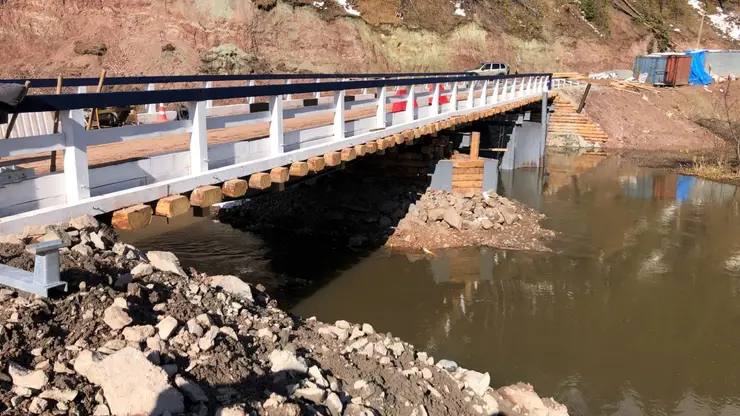 Разрушенный мост в Ирбейском районе восстановят к середине октября 