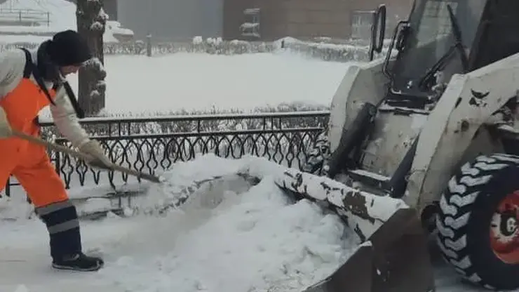 Красноярские коммунальщики убирают улицы в 30-градусные морозы