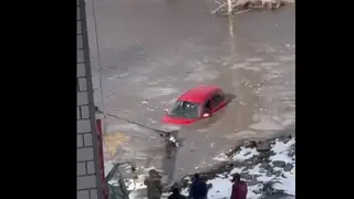 В Новосибирске в луже утонул автомобиль