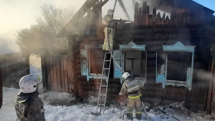 На пожаре в частном доме в Бурятии погибли три человека