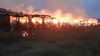 В Каратузском районе неизвестные подожгли нежилое строение с тюками сена