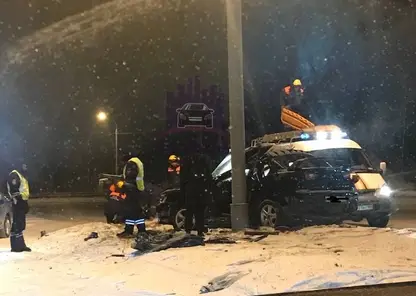 В Красноярске 34-летний водитель Mitsubishi влетел в столб и погиб