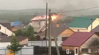 Под Красноярском от удара молнии загорелся дом