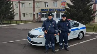 Сотрудники красноярского ГИБДД оказали на трассе помощь семье с 2-летним ребёнком