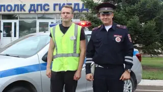 В Красноярске госавтоинспекторы помогли водителю заглохшего на оживлённом перекрёстке автомобиля