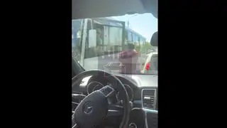 В Красноярске водитель Peugeot вытащил водителя из маршрутки и устроил драку