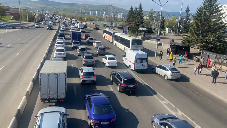 Мэр Владислав Логинов раскритиковал подрядчика за утреннюю пробку на Коммунальном мосту