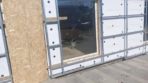 Житель Ачинска разбил окно в строящемся здании социального рынка