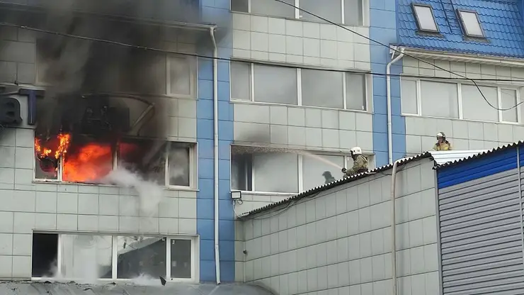 В Красноярске на улице Свердловской горит административное здание 