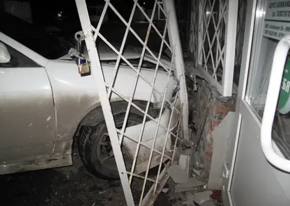 23-летний пьяный житель Красноярского края угнал автомобиль и врезался в магазин