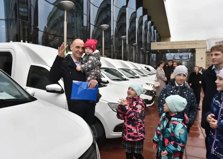 В Новосибирской области 25 многодетным семьям подарили новые автомобили
