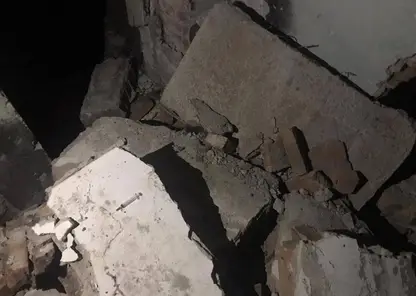 В Красноярском крае школьника придавило бетонной плитой