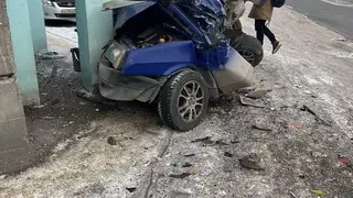 В Красноярске водителю автокрана стало плохо и он наехал на припаркованный автомобиль