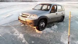 Сразу два автомобиля угодили под лёд на Байкале