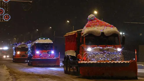 На улицы Красноярска вышли снегоуборочные машины в новогодних украшениях
