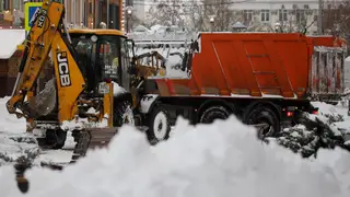 Спецтехника вышла на уборку снега на дорогах Красноярска