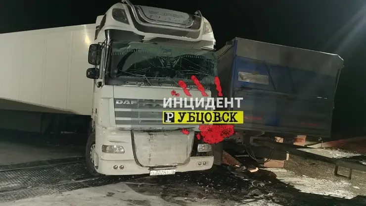 В Алтайском крае в ДТП на железнодорожном переезде погиб водитель КамАЗа