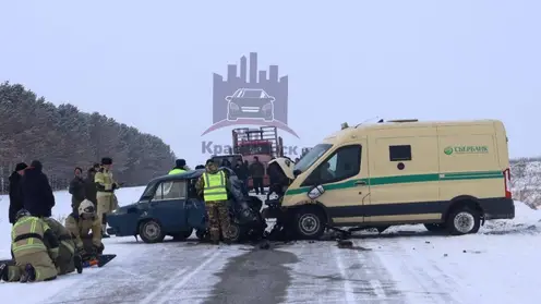Супружеская пара погибла после столкновения с инкассаторской машиной на трассе в Красноярском крае