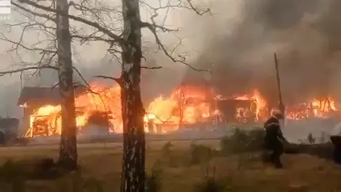 В Уярском районе пожар охватил посёлок Громадск