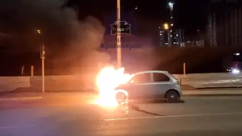 В Красноярске автомобиль загорелся во время движения