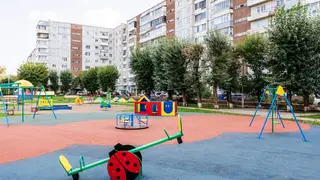 В Советском районе Красноярска продолжается благоустройство дворов при поддержке РУСАЛа