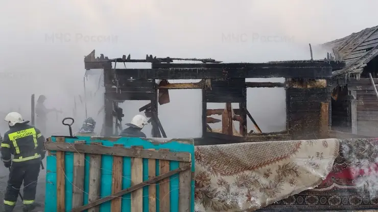 В Новосибирске огонь охватил три частных дома