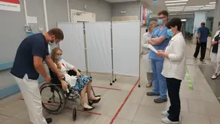 Врачи красноярской краевой больницы учатся принимать пациентов с оспой обезьян