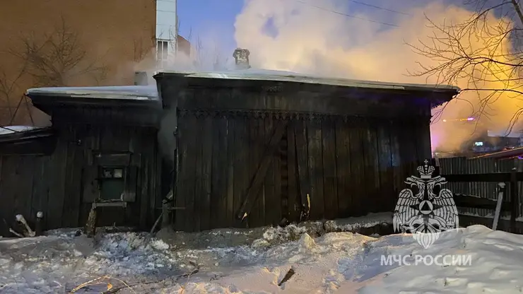 В центре Иркутска загорелся деревянный частный дом