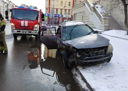В центре Красноярска водитель легкового автомобиля столкнулся с пожарной машиной