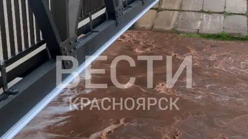 В Красноярске река Кача окрасилась в красный цвет