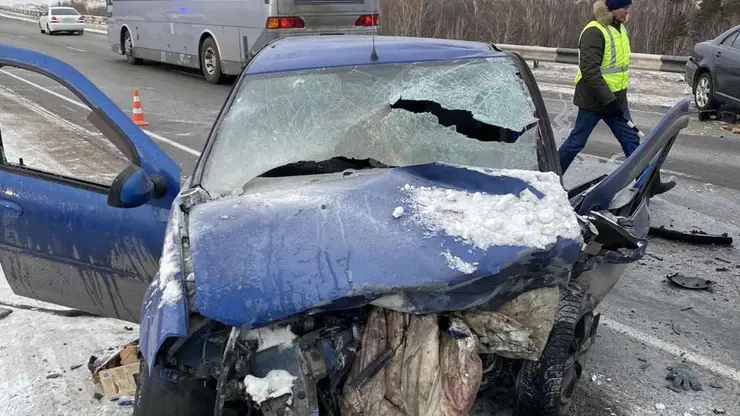 Водитель Renault погиб в ДТП на федеральной трассе под Красноярском