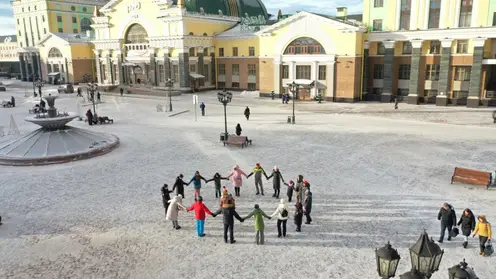 Красноярцы запустили общероссийский хороводный челлендж на площади вокзала