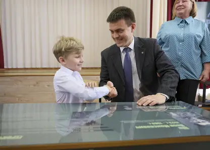 Михаил Котюков посетил в Красноярске родную школу и открыл «Парту Героя»